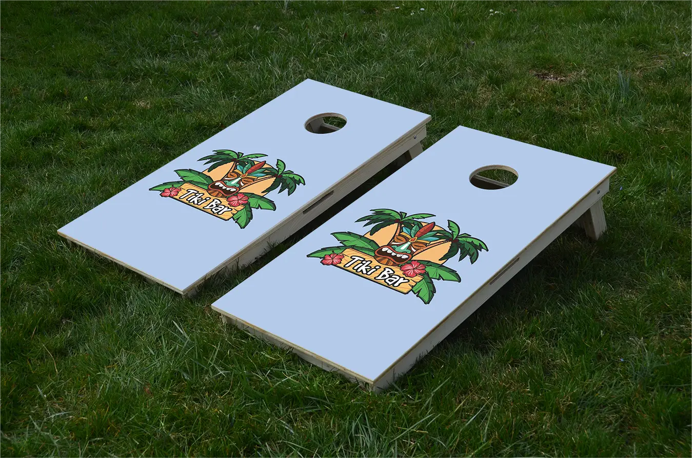 cornhole 2 planches motif personnalisable, sur le gazon, vue de face