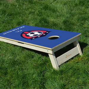 cornhole motif personnalisable, sur le gazon, vue de derrière