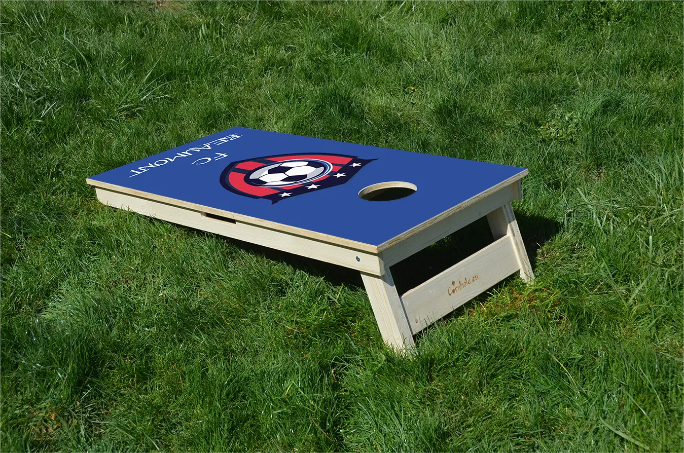 cornhole motif personnalisable, sur le gazon, vue de derrière