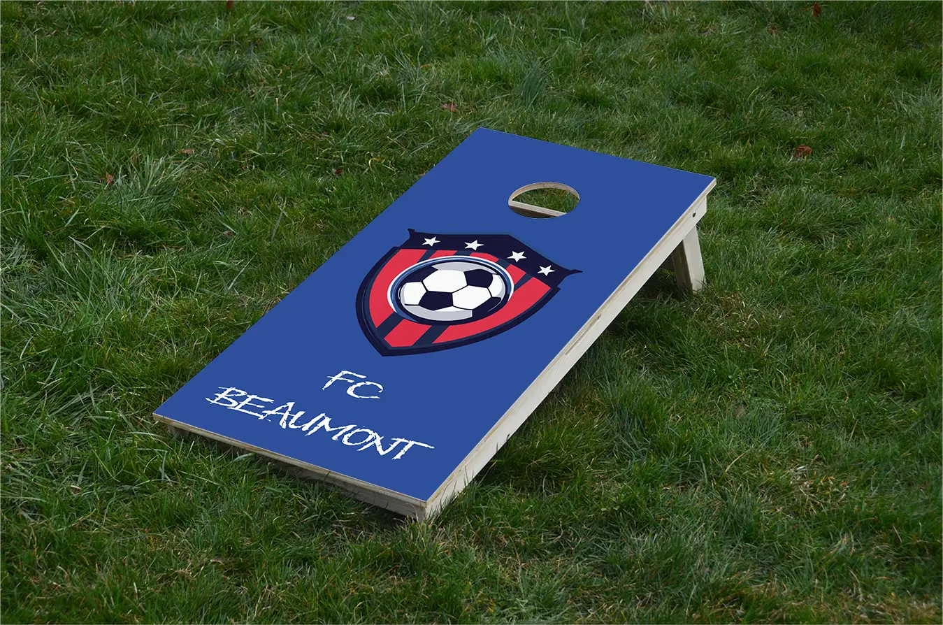 cornhole motif personnalisable, sur le gazon, vue de face