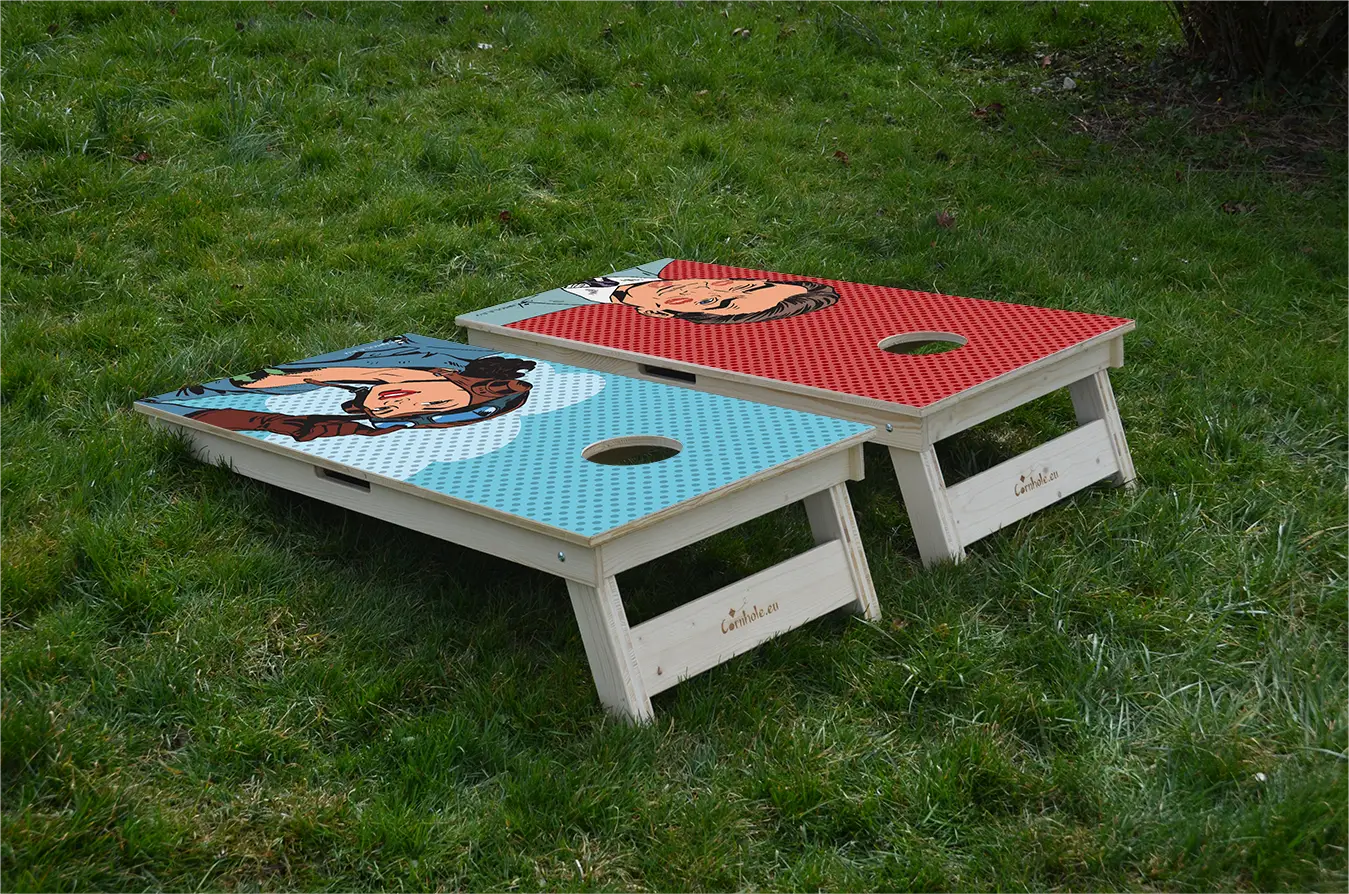 cornhole 2 planches pilote sexy et play-boy, sur le gazon, vue de derrière