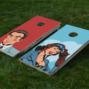 cornhole 2 planches pilote sexy et play-boy, sur le gazon, vue de face