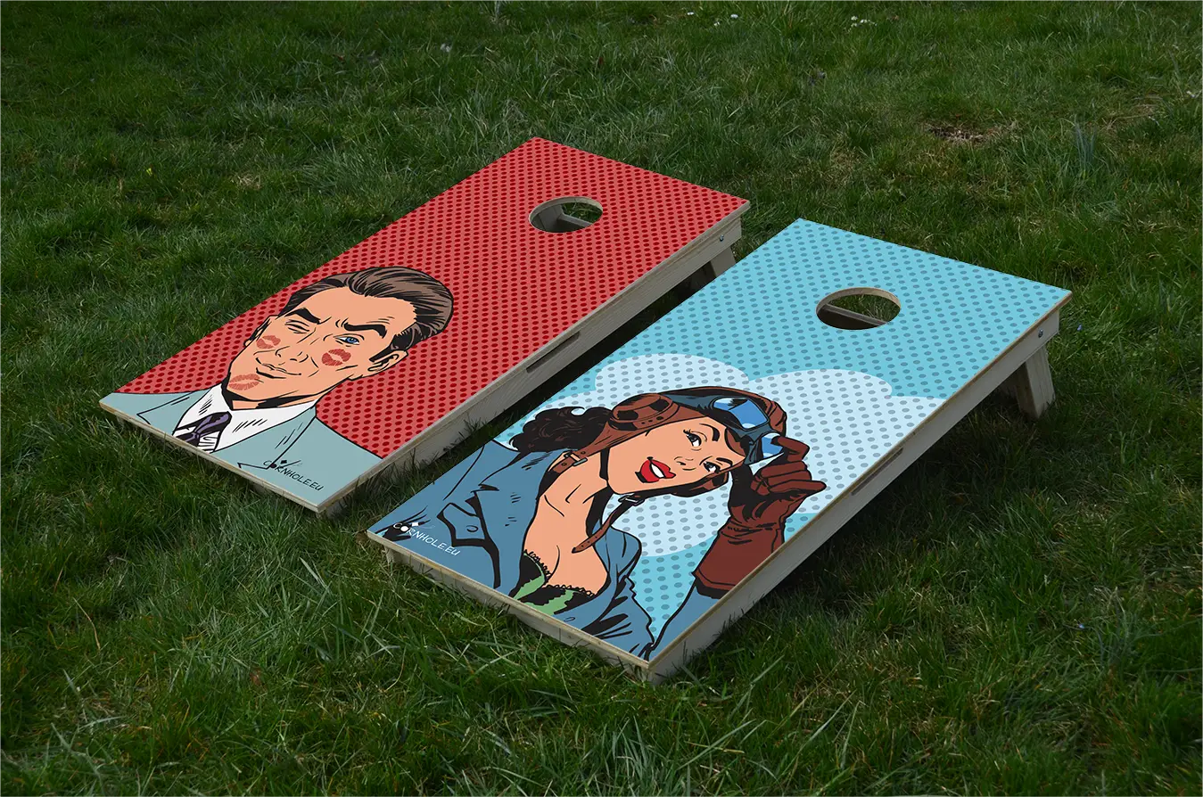 cornhole 2 planches pilote sexy et play-boy, sur le gazon, vue de face
