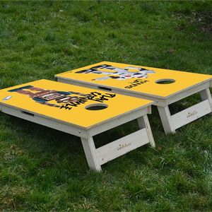 cornhole 2 planches robot moderne et robot vintage, sur le gazon, vue de derrière