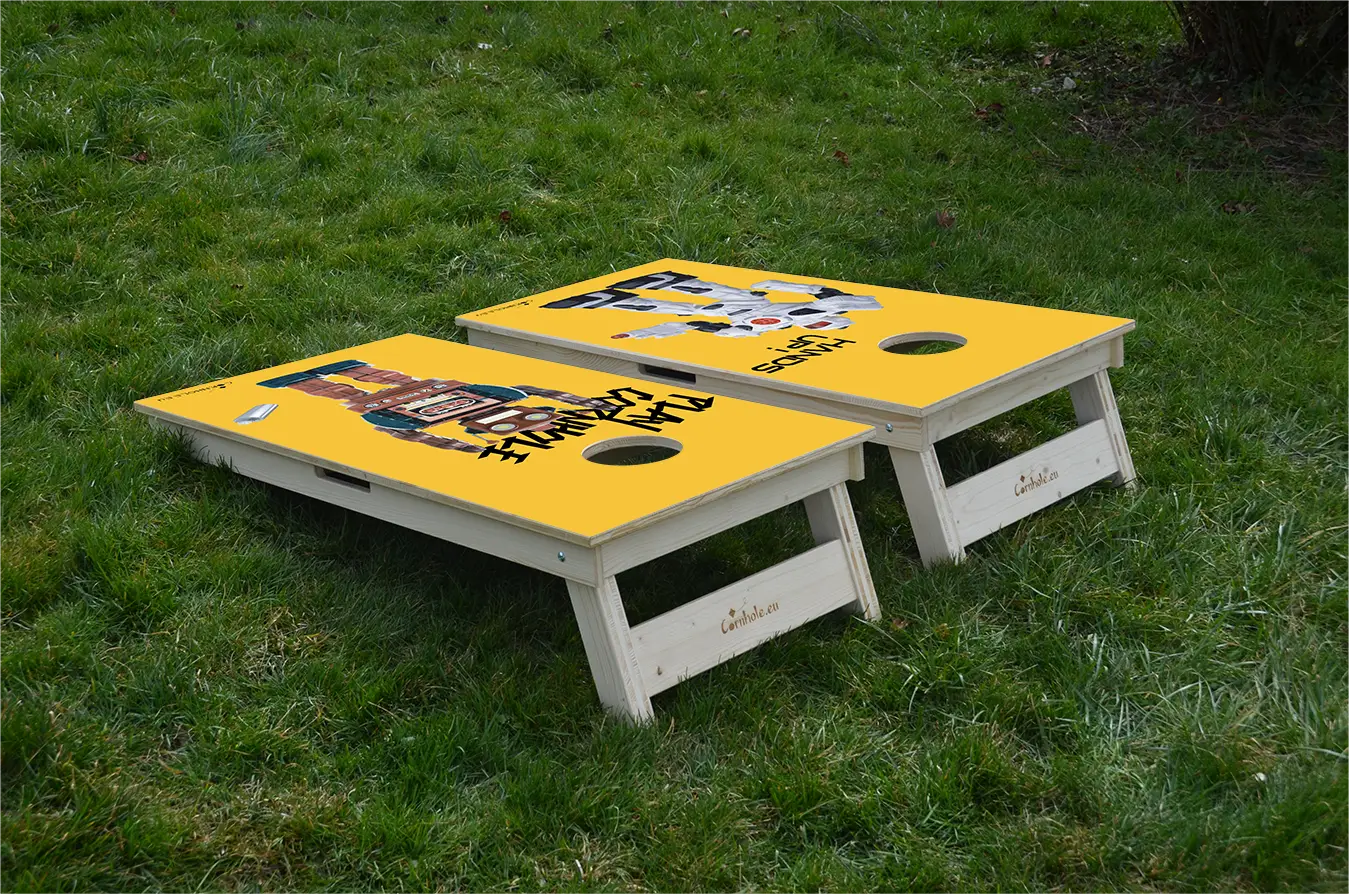 cornhole 2 planches robot moderne et robot vintage, sur le gazon, vue de derrière