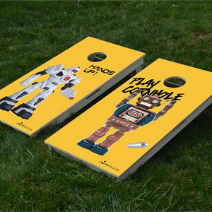 cornhole 2 planches robot moderne et robot vintage, sur le gazon, vue de face