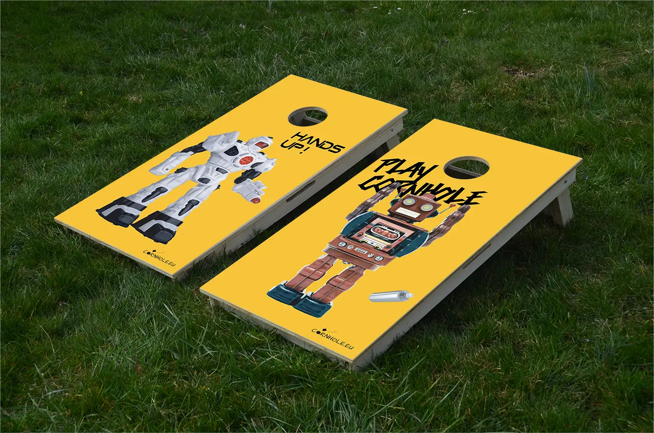 cornhole 2 planches robot moderne et robot vintage, sur le gazon, vue de face