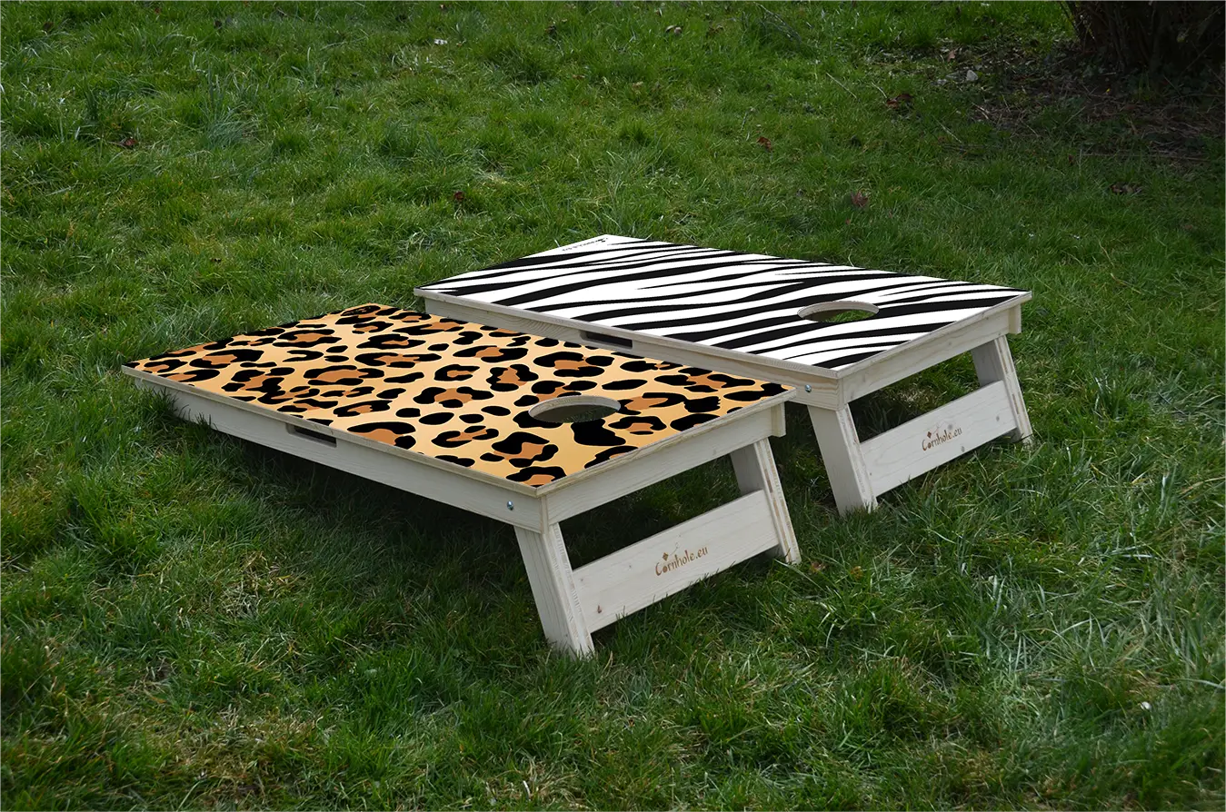 cornhole 2 planches pelage de zèbre et panthère, sur le gazon, vue de derrière