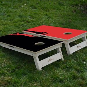cornhole 2 planches agent secret et sexy girl, sur le gazon, vue de derrière