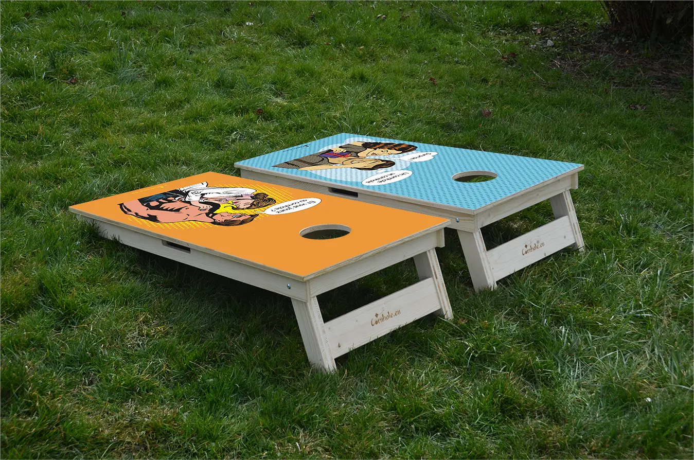 cornhole 2 planches couple médecin patient et couple en train d'offrir un cadeau, sur le gazon, vue de derrière