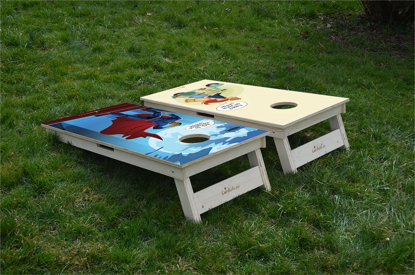 cornhole 2 planches super héro sur toit et couple d'amoureux sur un scooter, sur le gazon, vue de derrière