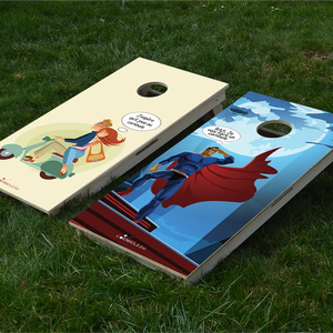 cornhole 2 planches super héro sur toit et couple d'amoureux sur un scooter, sur le gazon, vue de face