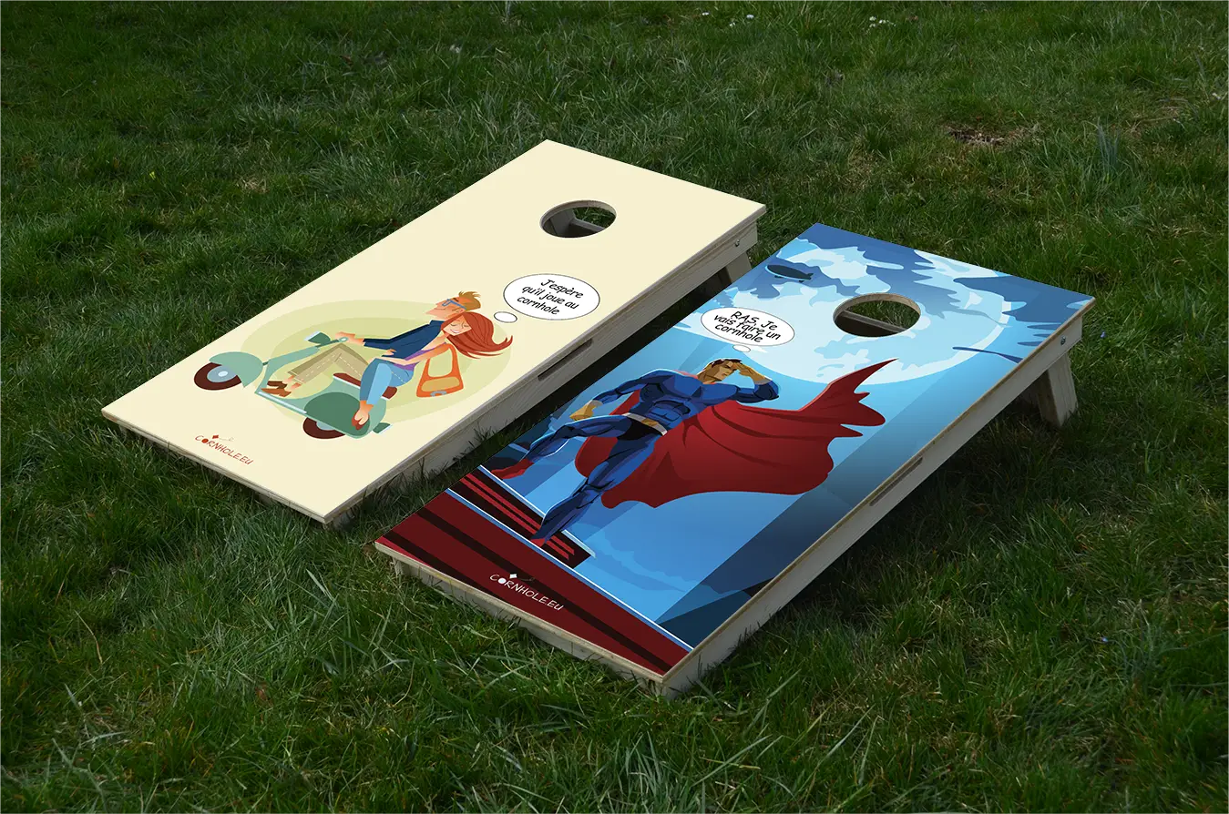 cornhole 2 planches super héro sur toit et couple d'amoureux sur un scooter, sur le gazon, vue de face