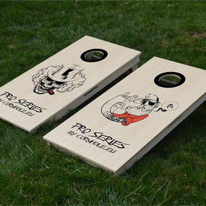 cornhole de compétition deux planches tête de mort et hipster, sur le gazon, vue de face