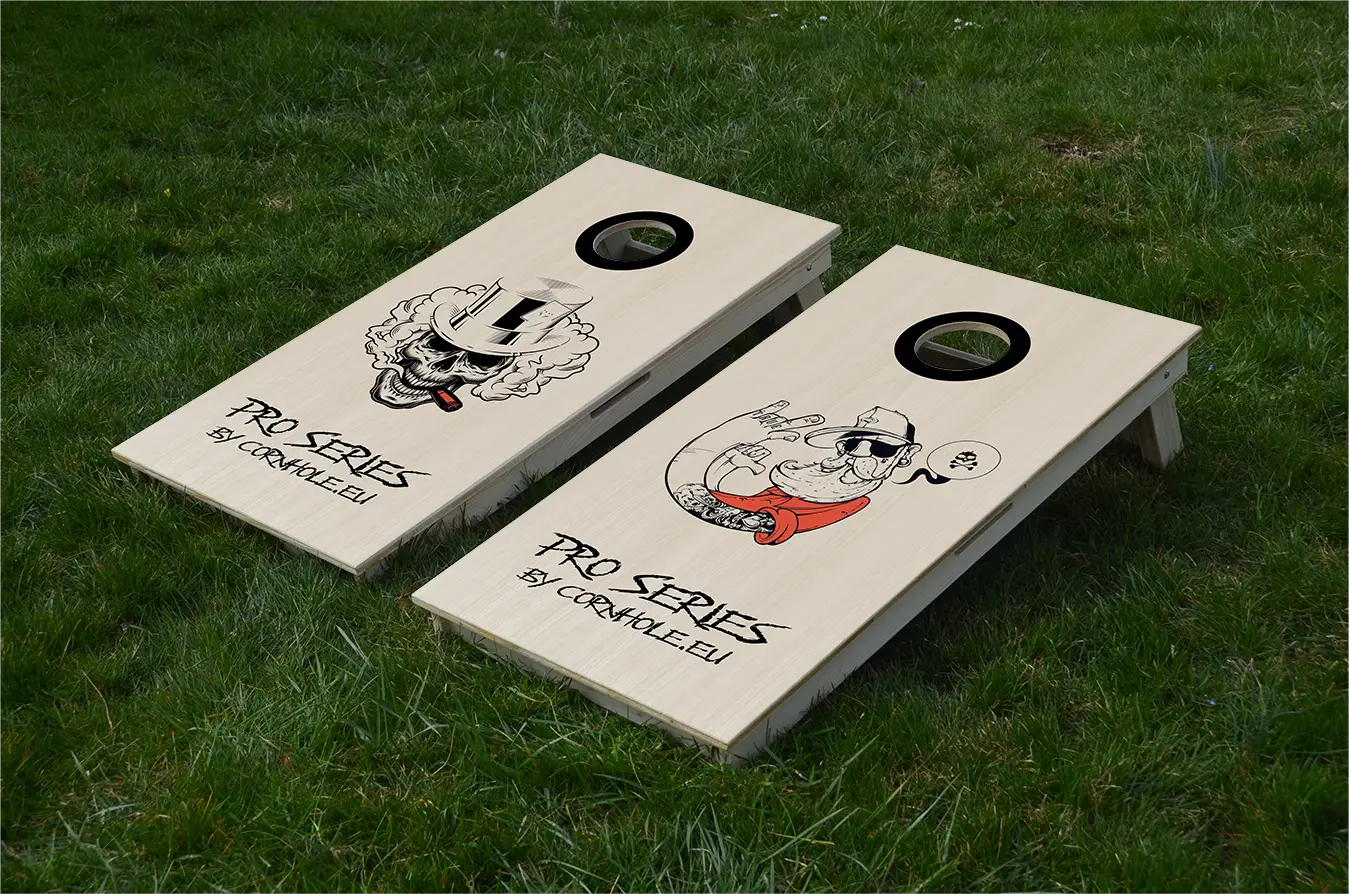 cornhole de compétition deux planches tête de mort et hipster, sur le gazon, vue de face