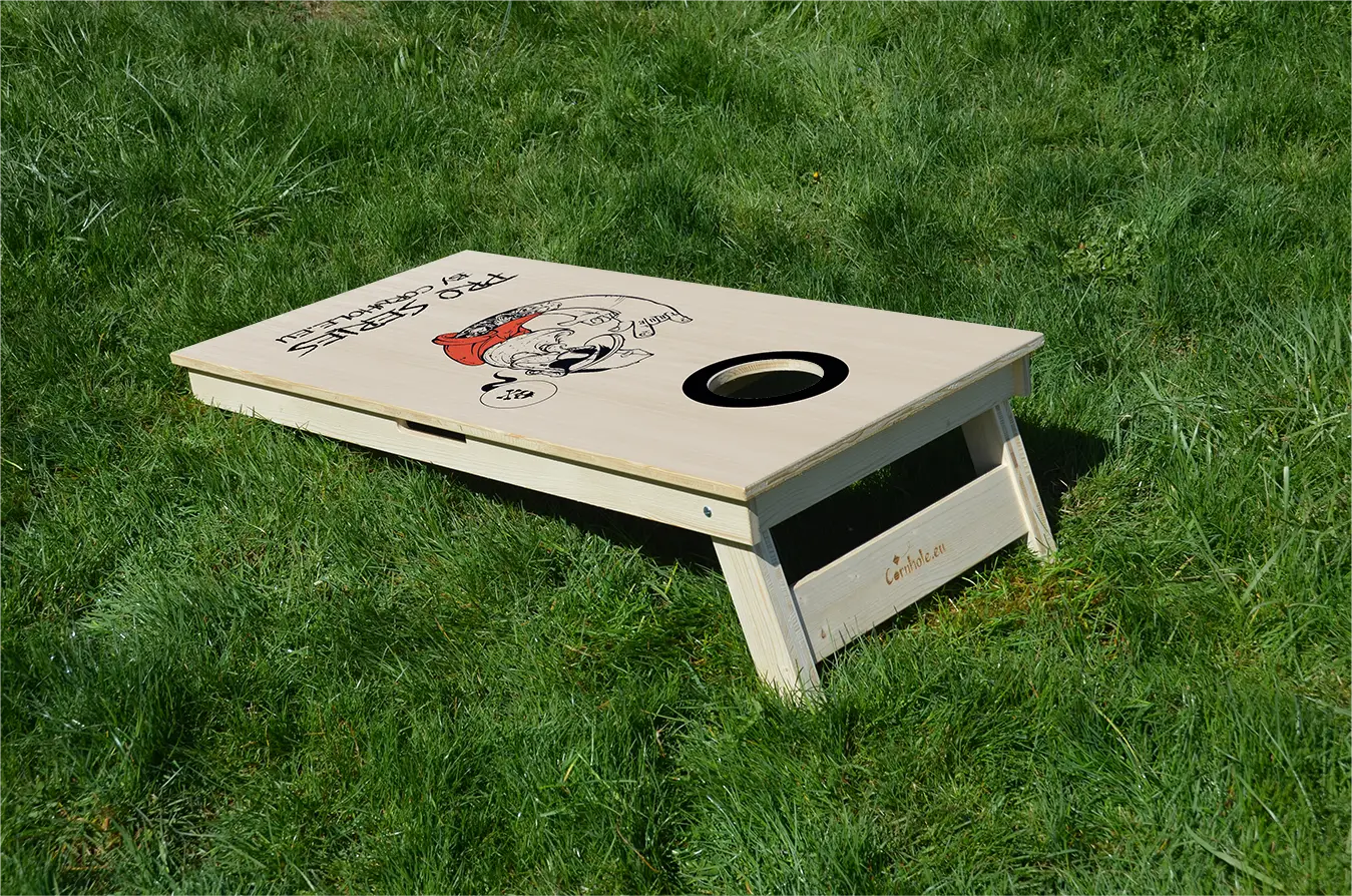 cornhole Pro de compétition hipster tatoué, sur le gazon, vue de derrière