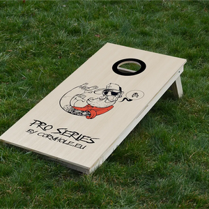 cornhole Pro de compétition hipster tatoué, sur le gazon, vue de face