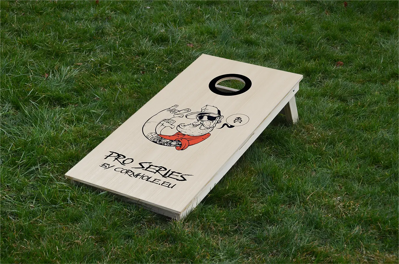 cornhole Pro de compétition hipster tatoué, sur le gazon, vue de face