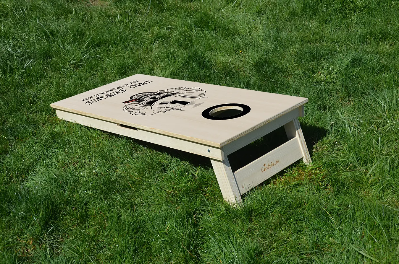 cornhole Pro de compétition tête de mort en train de fumer un cigare, sur le gazon, vue de derrière