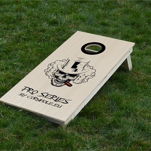 cornhole Pro de compétition tête de mort en train de fumer un cigare, sur le gazon, vue de face