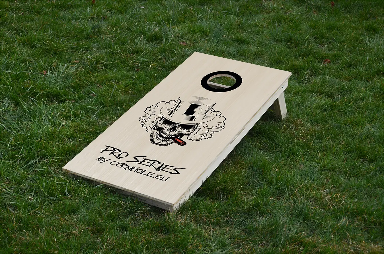 cornhole Pro de compétition tête de mort en train de fumer un cigare, sur le gazon, vue de face
