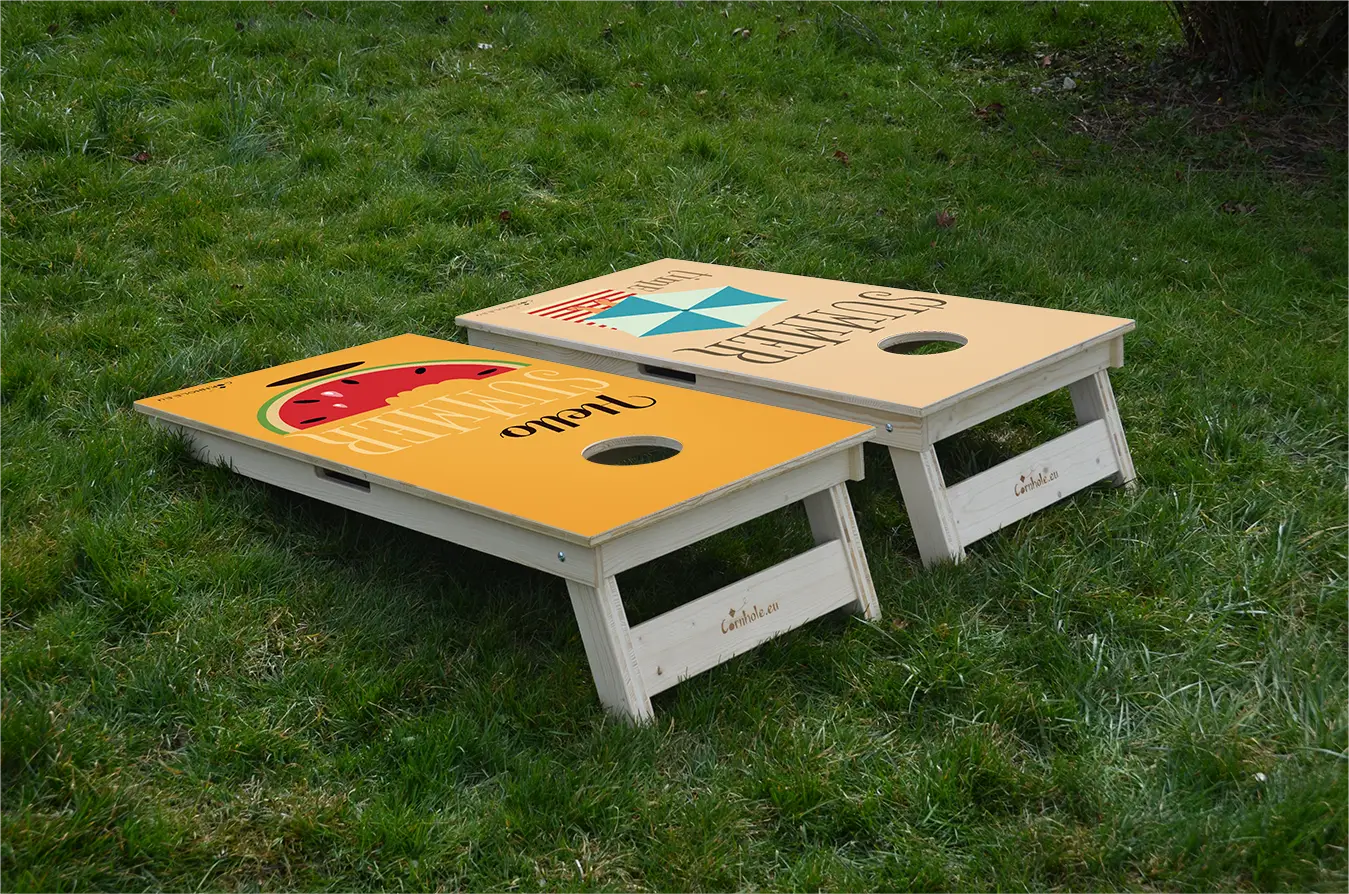 cornhole 2 planches parasol summer time et pastèque hello summer, sur le gazon, vue de derrière