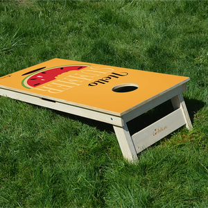 cornhole pastèque et hello summer, sur le gazon, vue de derrière