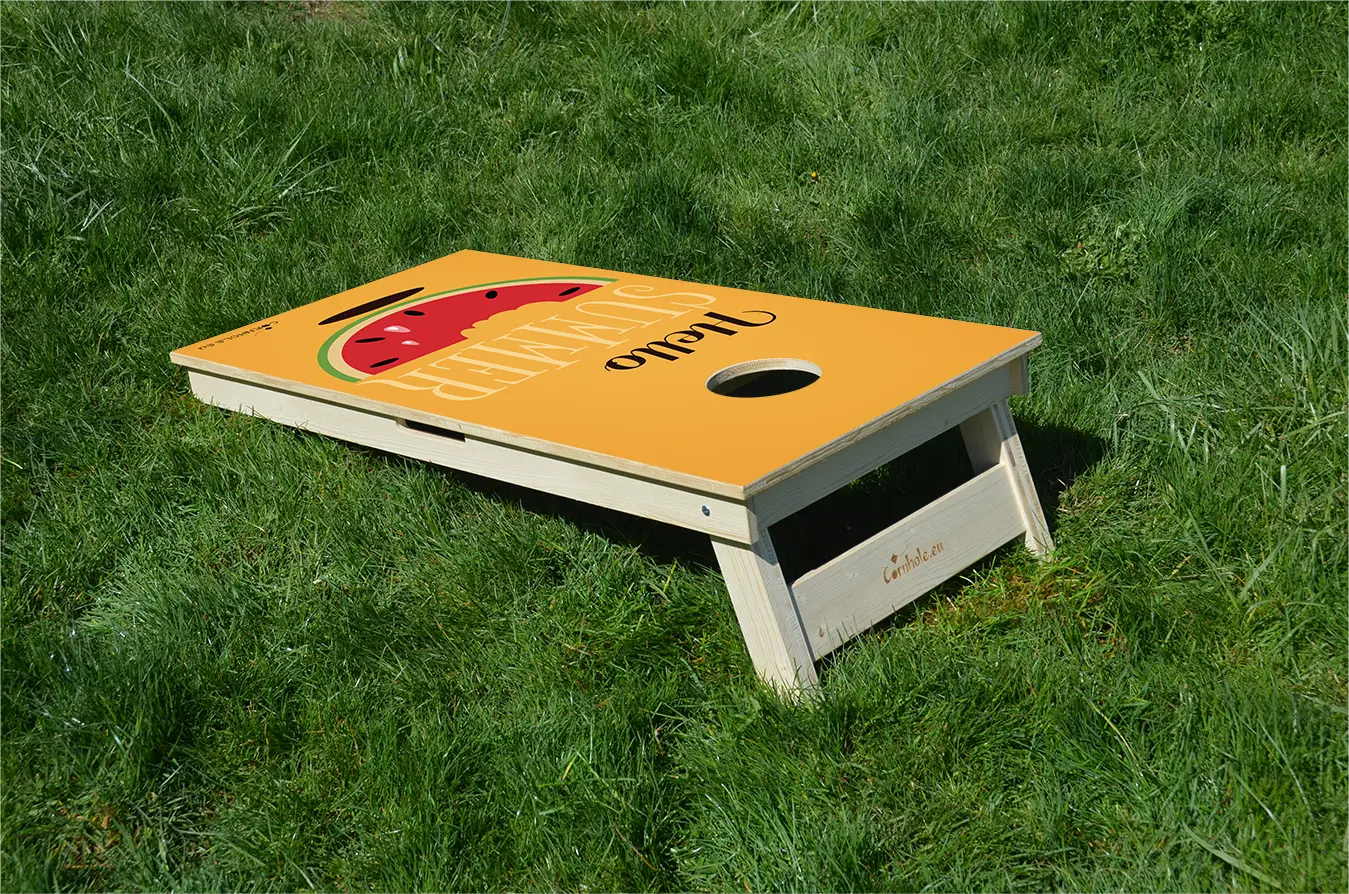 cornhole pastèque et hello summer, sur le gazon, vue de derrière