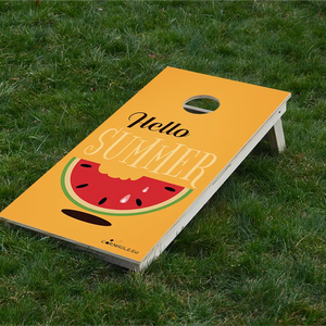 cornhole pastèque et hello summer, sur le gazon, vue de face