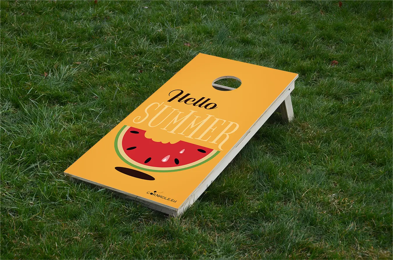 cornhole pastèque et hello summer, sur le gazon, vue de face
