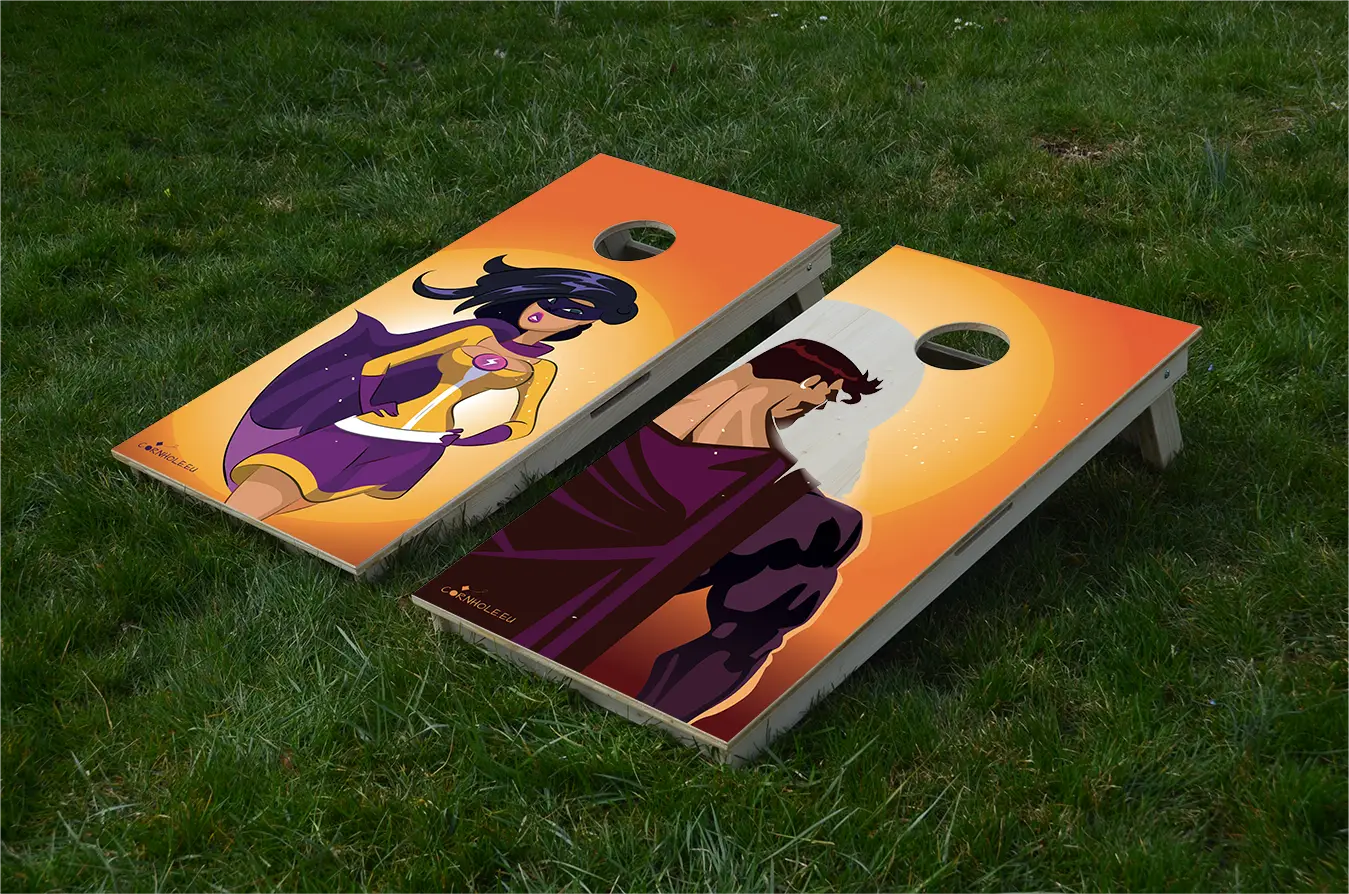 cornhole 2 planches couple de super héros, sur le gazon, vue de face