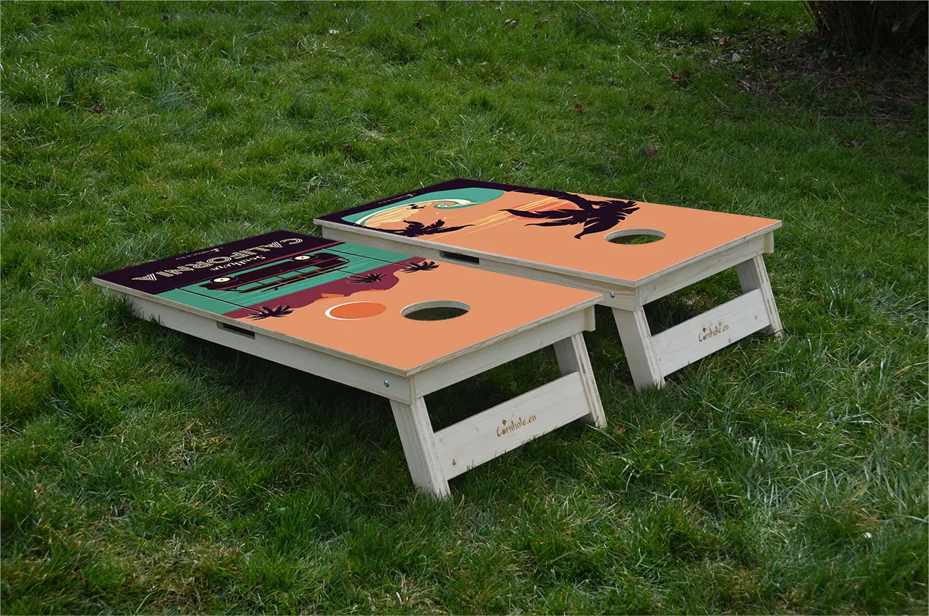 cornhole 2 planches surfeur et combi vw, sur le gazon, vue de derrière