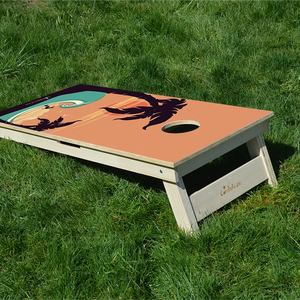 cornhole surfeur dans un tube, sur le gazon, vue de derrière