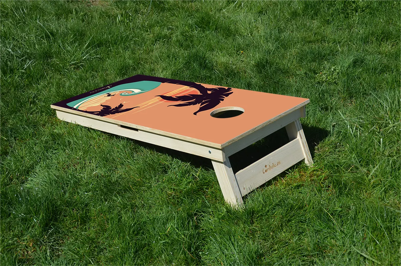 cornhole surfeur dans un tube, sur le gazon, vue de derrière