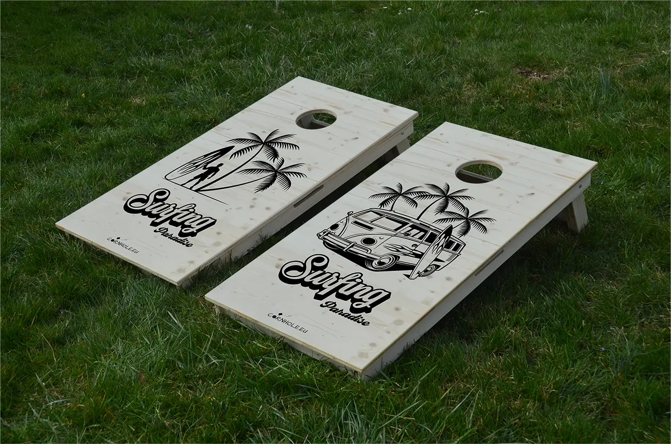 cornhole 2 planches surfeur et van de surf vw, sur le gazon, vue de face