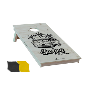 cornhole van vw de surf avec sa planche accolée sous les palmiers, vue de face