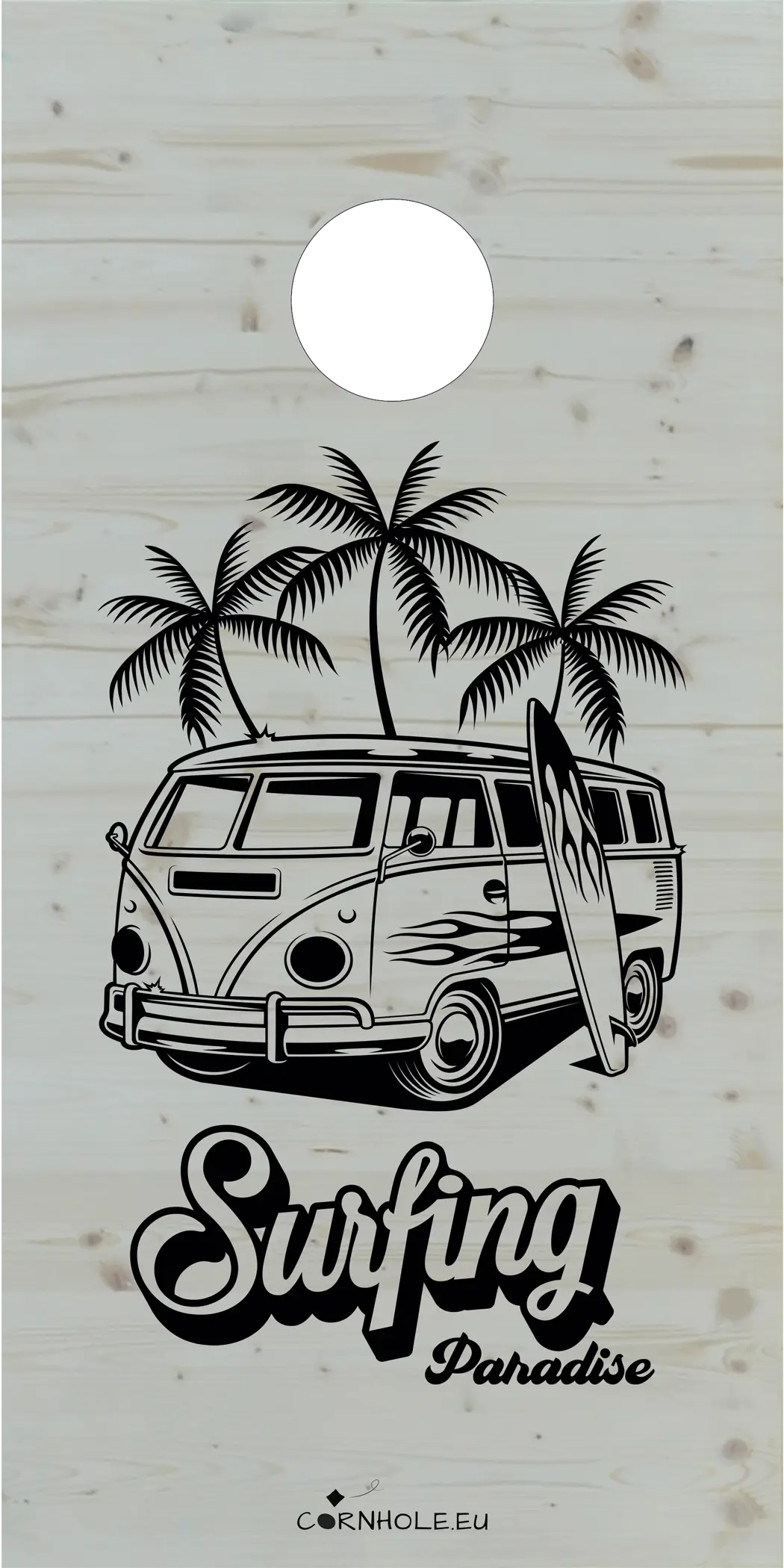décor détaillé cornhole van vw de surf avec sa planche accolée sous les palmiers, vue de face