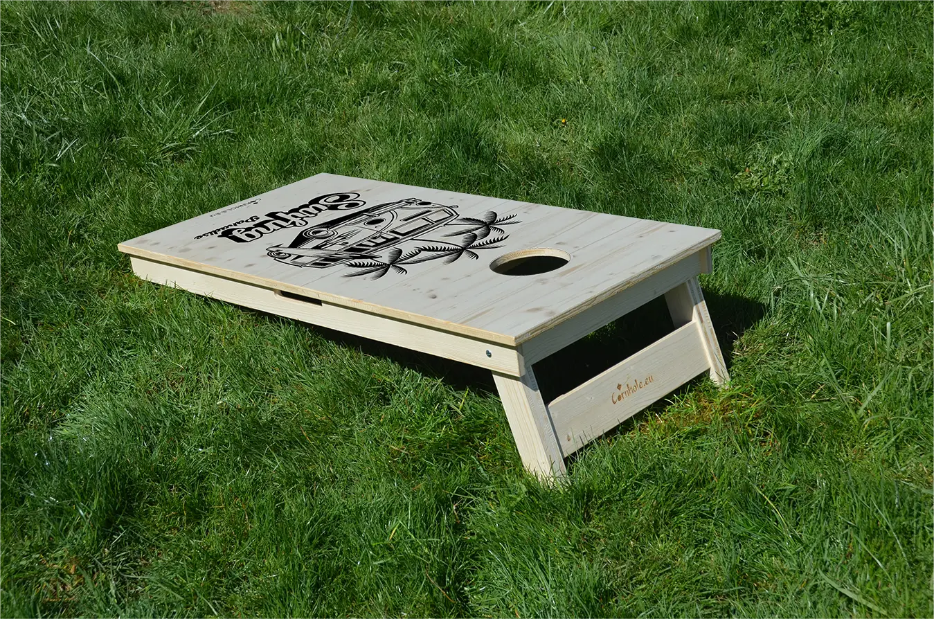 cornhole van vw de surf avec sa planche accolée sous les palmiers, sur le gazon, vue de derrière