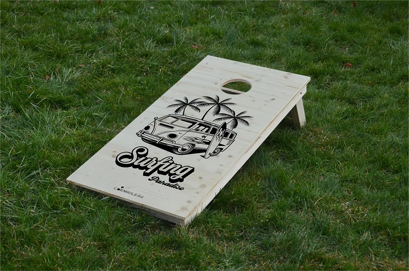 cornhole van vw de surf avec sa planche accolée sous les palmiers, sur le gazon, vue de face