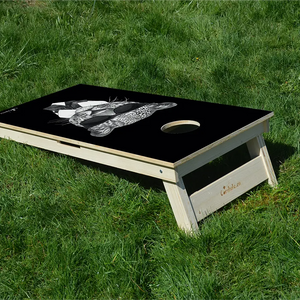 cornhole leopard en smoking, sur le gazon, vue de derrière