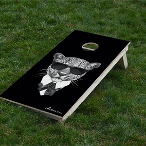 cornhole leopard en smoking, sur le gazon, vue de face