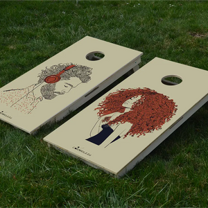 cornhole 2 planches jolie fille avec les cheveux bouclés, beau garçon qui écoute de la musique, sur le gazon, vue de face
