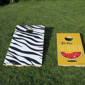 cornhole 2 planches format voyage surf et van de voyage, sur le gazon, vue de derrière