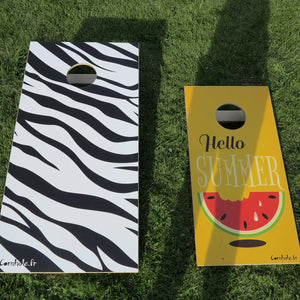 cornhole 2 planches format voyage surf et van de voyage, sur le gazon, vue de face