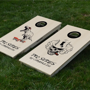 cornhole de compétition deux planches t-rex sur son skate et tête de mort, sur le gazon, vue de face