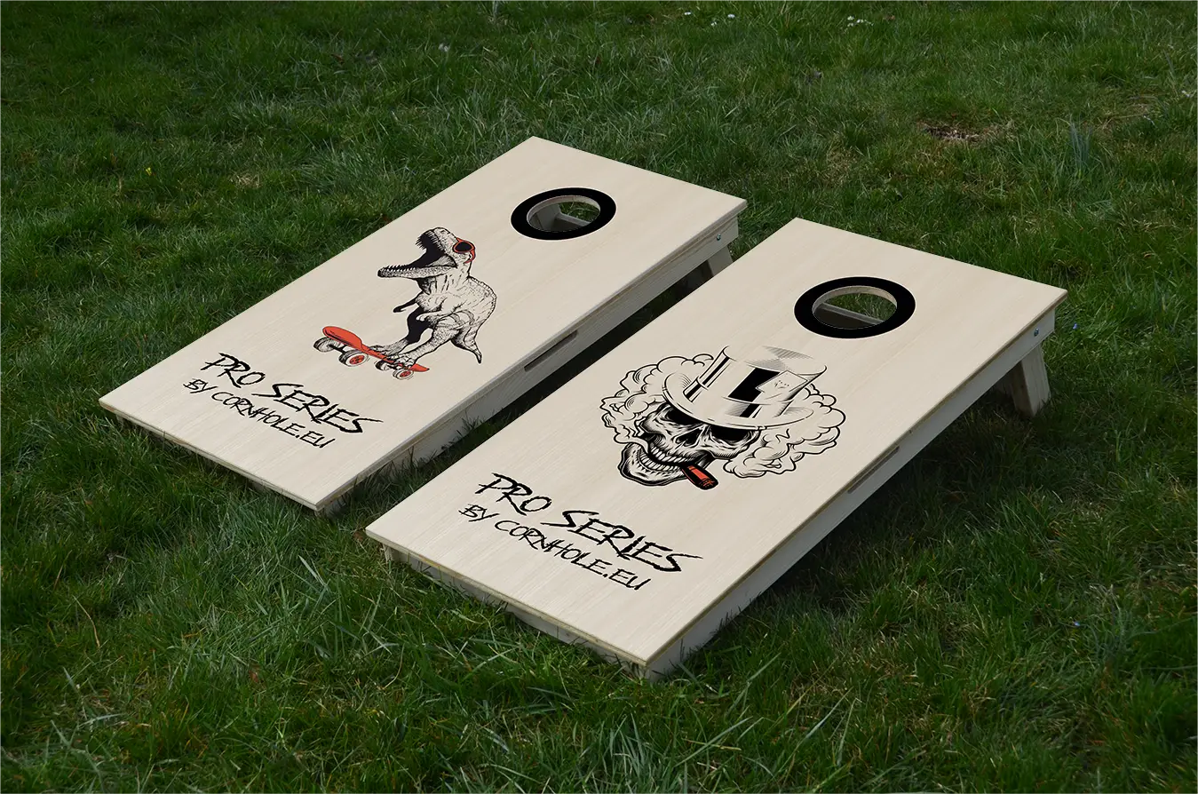 cornhole de compétition deux planches t-rex sur son skate et tête de mort, sur le gazon, vue de face