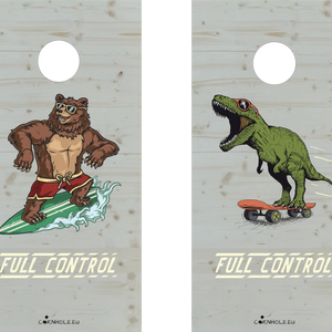 décor détaillé cornhole 2 planches ours surfant une vague et t-rex en skateboard, vue de face