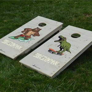 cornhole 2 planches ours surfant une vague et t-rex en skateboard, sur le gazon, vue de face