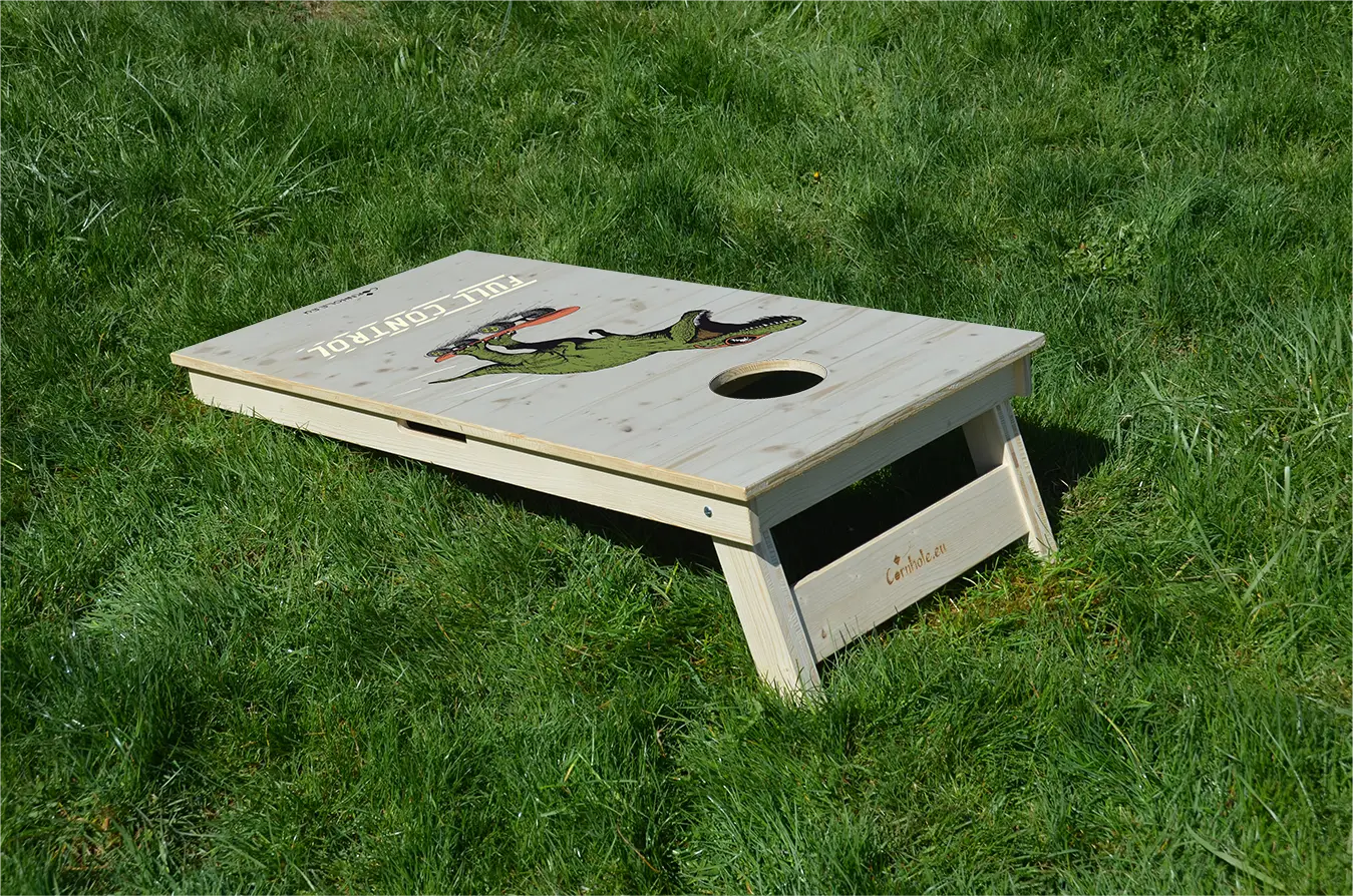 cornhole t-rex à lunettes sur un skateboard, sur le gazon, vue de derrière