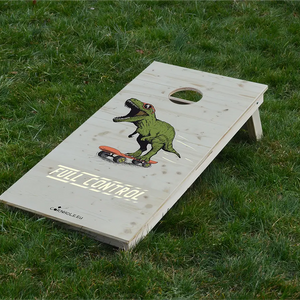 cornhole t-rex à lunettes sur un skateboard, sur le gazon, vue de face